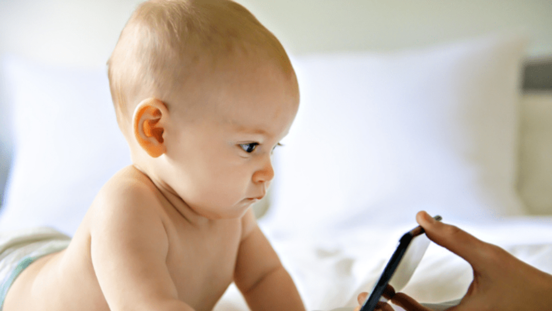 Pantallas y bebés: el debate que todas las madres enfrentan